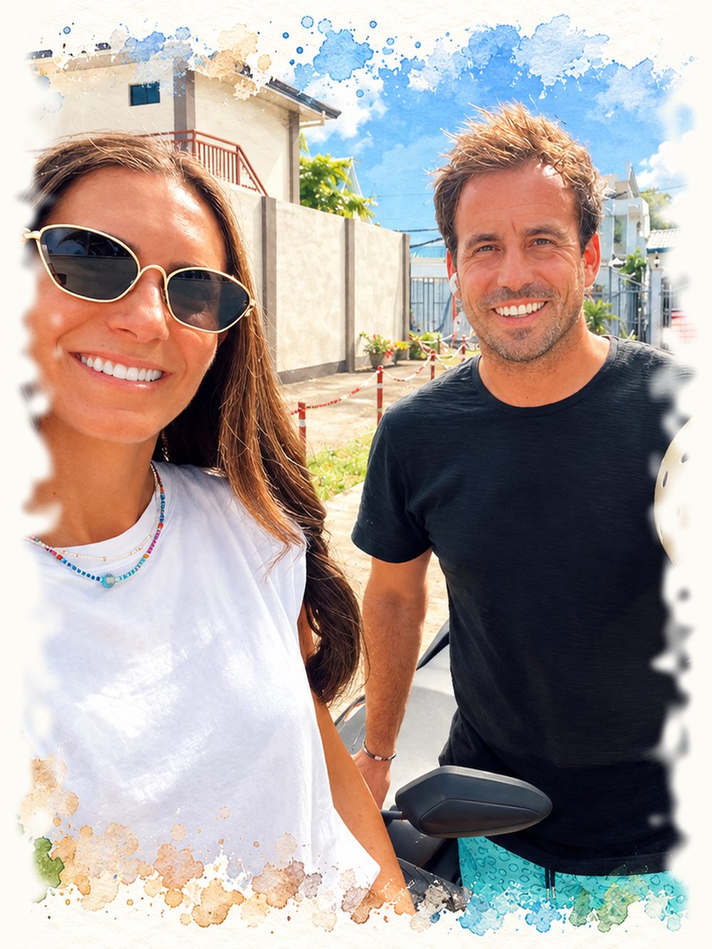 Ale y Pepe sonriendo al sol, él con un casco de moto en la mano